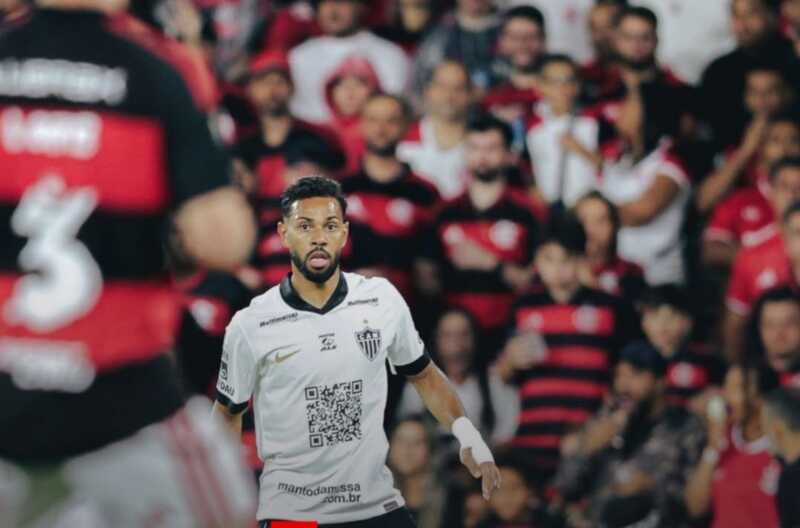 O Flamengo superou o Atlético-MG por 3 a 2 com pênalti nos acréscimos, supera polêmica da arbitragem e retoma liderança do Brasileirão.