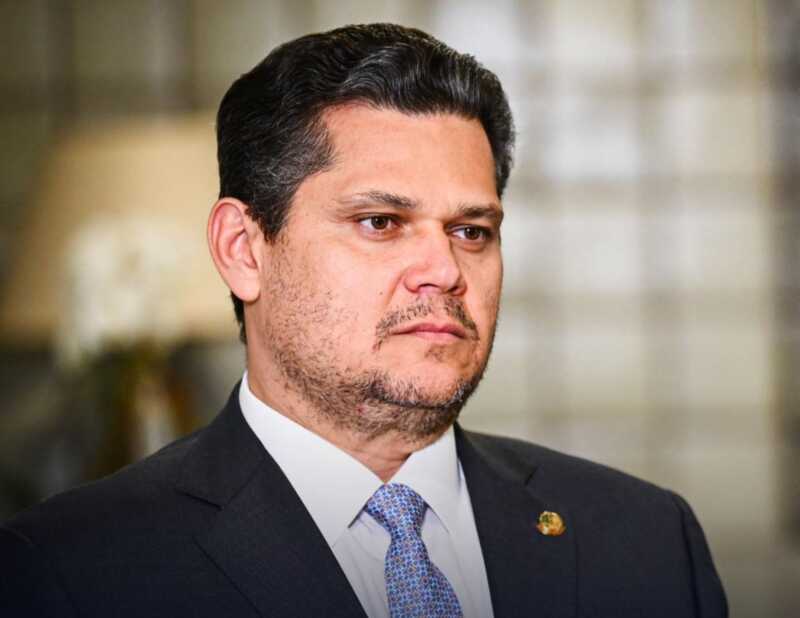Entenda: Davi Alcolumbre sinaliza apoio a PEC que prevê mandatos para ministros do STF em meio a articulações pela reeleição no Senado.