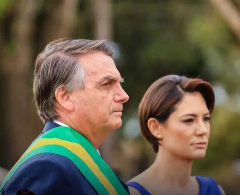 Em destaque: MICHELLE BOLSONARO AFIRMA QUE JAIR BOLSONARO AGRADECE A APOIADORES E DEFENDE UNIÃO ENTRE ALIADOS EM TORNO DA PRÉ-CANDIDATURA DE FLÁVIO À PRESIDÊNCIA.